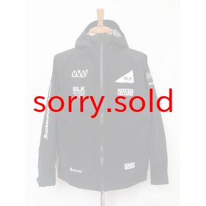 画像: White Mountaineering / ホワイトマウンテニアリング / GORE-TEX LOGO PRINTED MOUNTAIN PARKA